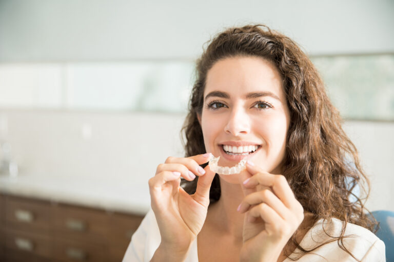 Invisalign para adultos: Corrige tu sonrisa sin que nadie lo note